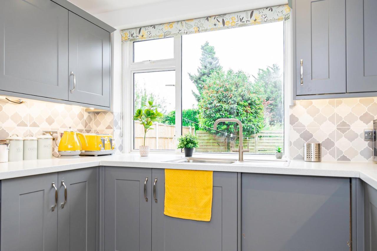Stunning Place, Close To Windsor & Heathrow & Private Parking Burnham  Exterior photo