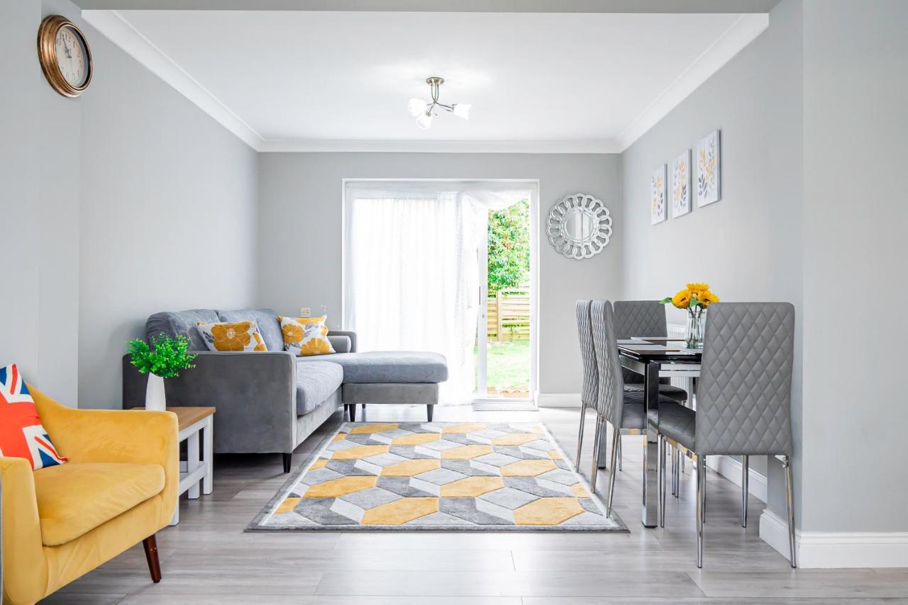 Stunning Place, Close To Windsor & Heathrow & Private Parking Burnham  Exterior photo