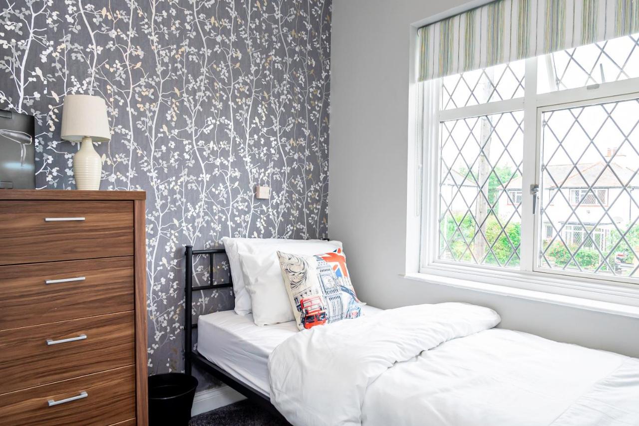Stunning Place, Close To Windsor & Heathrow & Private Parking Burnham  Exterior photo